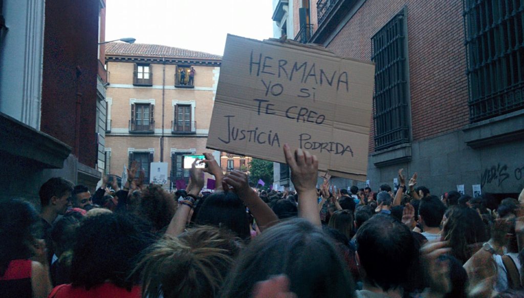 Proteste a Madrid sotto il ministero di giustizia contro una giustizia definita patriarcale dopo la sentenza de La Manada